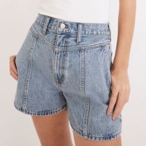 Madewell Denim Yoke Shorts in Verner Light Wash Size 26